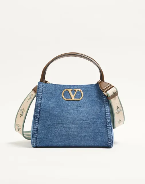 Сумка с ручками среднего размера Valentino Garavani Alltime из денима с вышитым плечевым ремнём