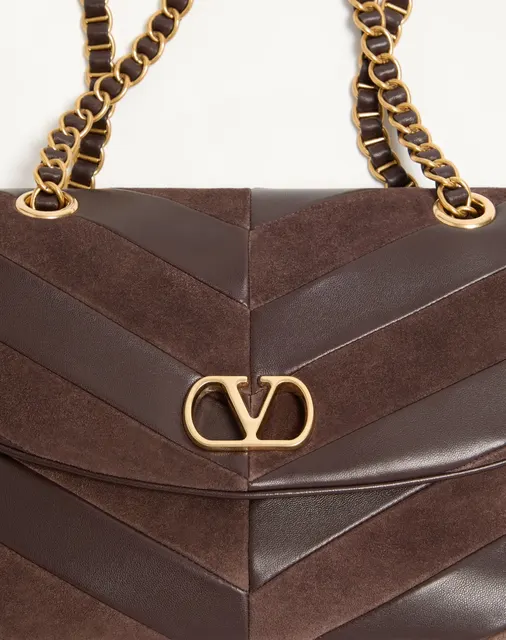 Сумка на цепочке среднего размера Valentino Garavani Djuna из замши и кожи наппа с шевронным узором