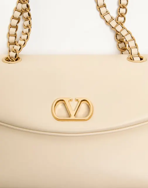 Сумка на цепочке среднего размера Valentino Garavani Djuna из кожи наппа