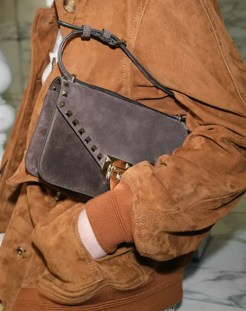 Маленькая сумка через плечо Valentino Garavani Rockstud из замши