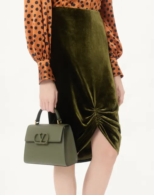 Маленькая сумка с ручками Valentino Garavani VSLING из зернистой телячьей кожи