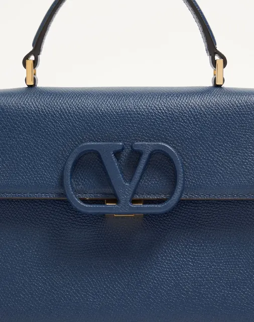 Маленькая сумка с ручками Valentino Garavani VSLING из зернистой телячьей кожи