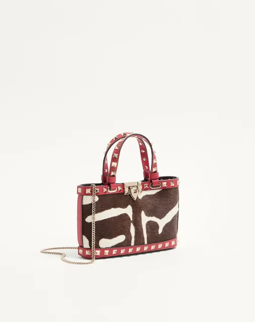 Мини-сумка-тоут Valentino Garavani Rockstud из телячьей кожи с ворсистой отделкой и анималистичным принтом