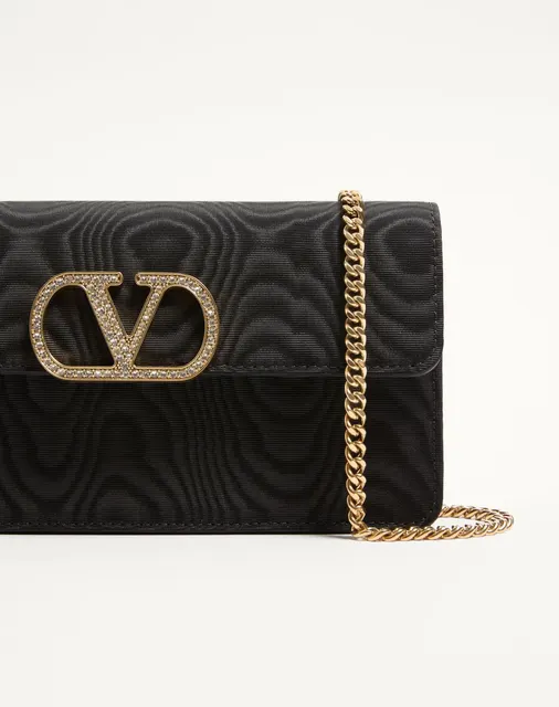Кошелёк на цепочке VLogo Signature из ткани муар с ювелирным логотипом